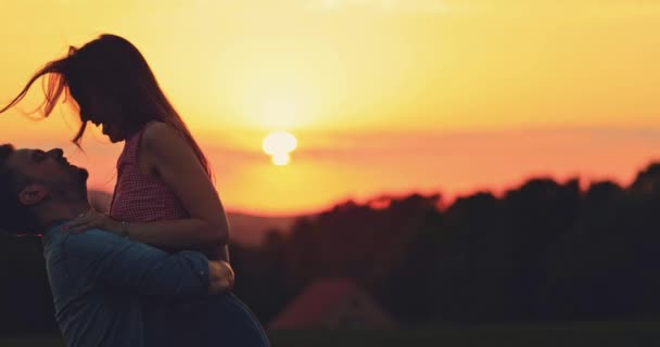 Pareja Joven Besándose Atardecer Silhouette Movimiento Lento Besan Abrazan Amor — Vídeo de stock