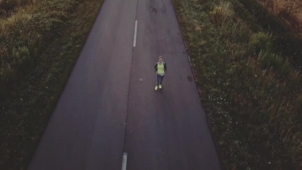 跑步的女人在外面跑在阳光灿烂的路上训练时穿着光脚运动鞋的女运动员 慢动作Lens Flare — 图库视频影像