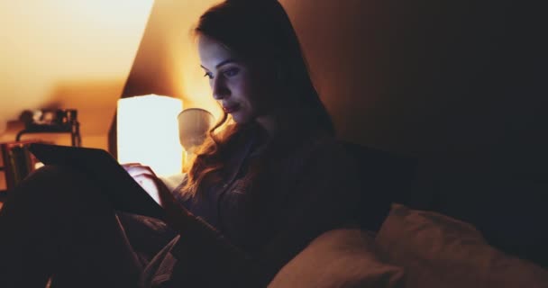 Kvinna Som Använder Tablet Computer Natten Låt Motion Dci Unga — Stockvideo