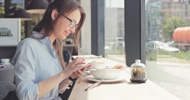 Kobieta Ręce Używa Smartfonu Kawie Slow Motion Stabilizator Bizneswoman Sms — Wideo stockowe