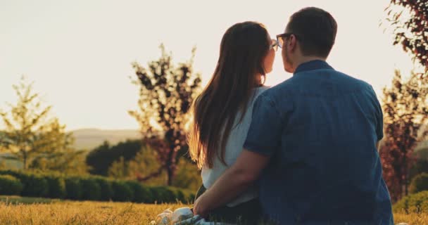 Young Couple Dream Future Fairytale Garden Sunset Inglês Lento Movimento — Vídeo de Stock