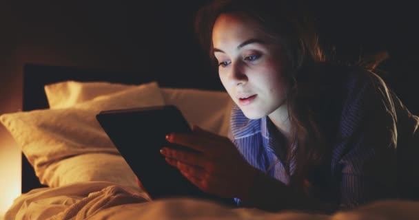 Kvinna Som Använder Tablet Computer Natten Låt Motion Dci Unga — Stockvideo