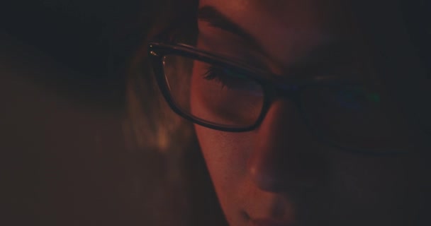 Spiegelung Eines Tablet Computer Bildschirms Einer Frauenbrille Bei Nacht Slow — Stockvideo