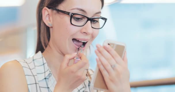 Jovem Mulher Pintar Seus Lábios Usando Smartphone Como Espelho Dci — Vídeo de Stock