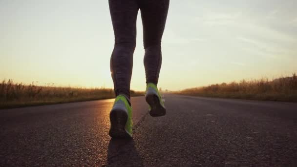 Runner Vrouw Rent Naar Buiten Sportvrouw Draagt Blootsvoets Sportschoenen Tijdens — Stockvideo