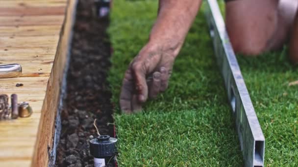 Man Laying Out Rolls Sod Делаю Лужайку Медленное Движение Неузнаваемые — стоковое видео