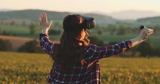 妇女使用虚拟现实眼镜户外 慢动作4K 年轻的女性在Vr耳机中玩耍 站在战场上触摸虚拟物体 虚拟现实世界概念 — 图库视频影像