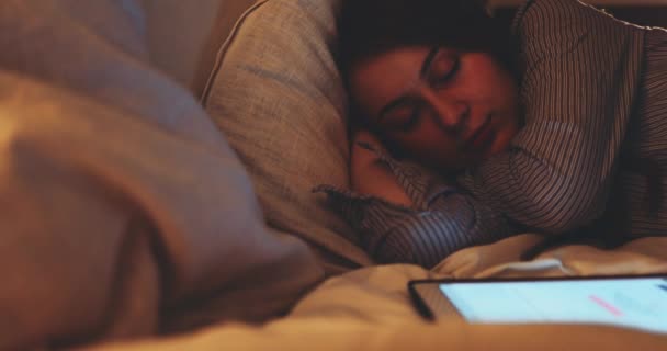 Kobieta Śpiąca Światłem Nocy Slow Motion Dci Młoda Kobieta Zasnęła — Wideo stockowe