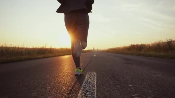 Mujer Corredora Corriendo Aire Libre Deportiva Con Zapatos Deportivos Descalzos — Vídeo de stock