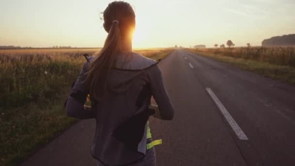 跑步的女人在外面跑在阳光灿烂的路上训练时穿着光脚运动鞋的女运动员 慢动作Lens Flare — 图库视频影像