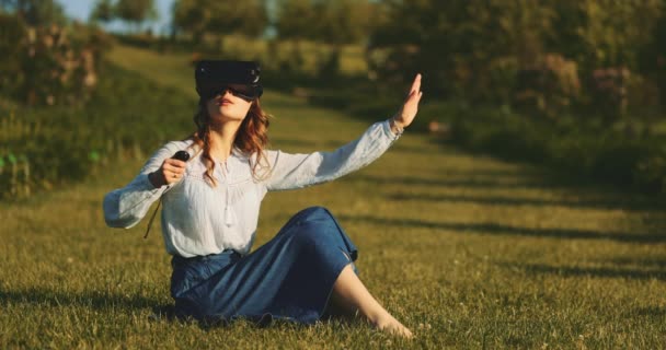 Mujer Animando Gafas Realidad Virtual Aire Libre Movimiento Lento Joven — Vídeos de Stock