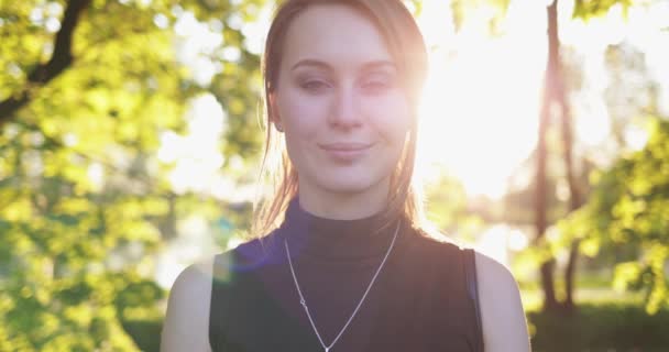 Close Portret Van Gelukkig Vrouw Glimlachen Kijken Naar Camera — Stockvideo