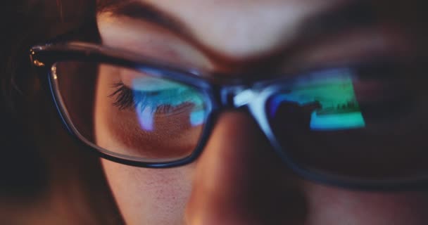 Reflectie Van Een Tablet Computerscherm Vrouw Glazen Nachts Slow Motion — Stockvideo