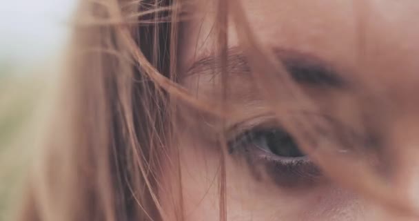 Kadının Gözlerinin Kapanışı Rüzgârda Esen Saç Ile Kaplı Yavaş Hareket — Stok video