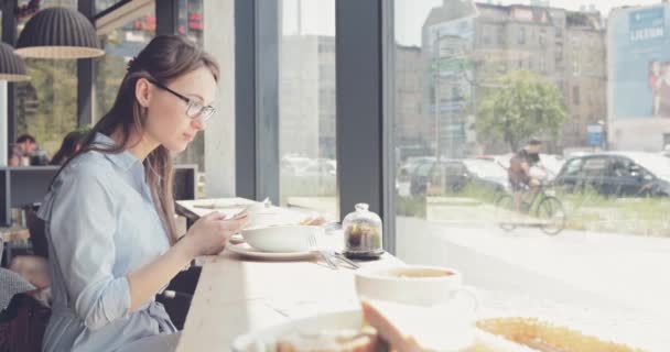 Mujer Usando Smartphone Coffeeshop Movimiento Lento Estabilizador Businesswoman Mensajes Texto — Vídeos de Stock