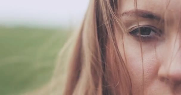 Close Woman Eyes Covered Hair Blowing Wind Movimiento Lento Dci — Vídeo de stock