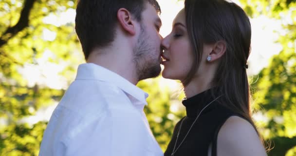 Jovem Casal Abraçando Beijando Parque Cidade Movimento Lento Homem Romântico — Vídeo de Stock