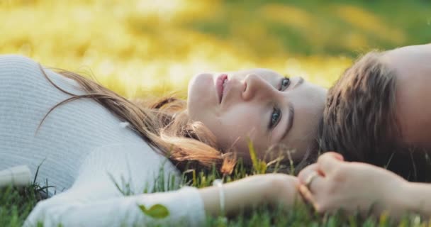 Couple Joyeux Détendre Sur Une Herbe Verte Vue Sur Dessus — Video