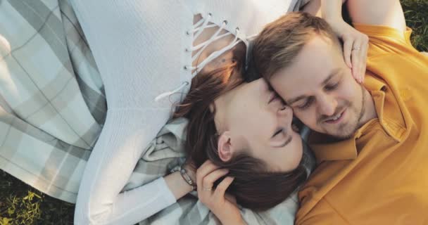 Casal Feliz Relaxando Uma Grama Verde Vista Superior Lento Movimento — Vídeo de Stock