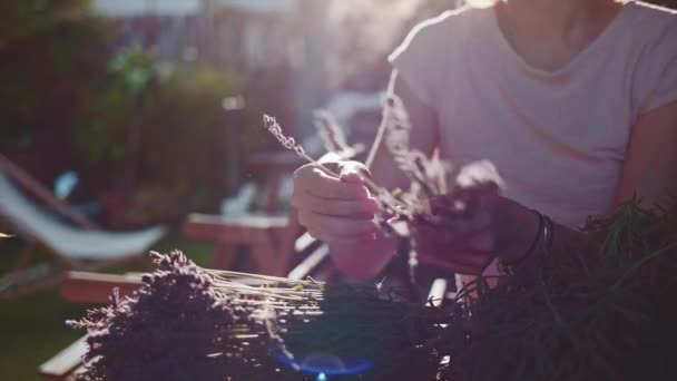 라벤더 부케를 만드는 슬로우 알아볼 수없는 리스트 보라색 라벤더 꽃으로 — 비디오