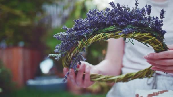 Mulher Fazendo Grinalda Lavanda Lento Movimento Mãos Floristas Femininas Irreconhecíveis — Vídeo de Stock