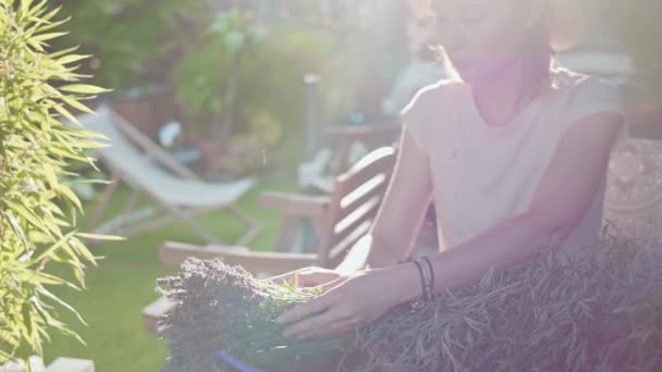 Жінка Готує Лавандовий Букет Служе Потрібно Жіночі Квіткові Руки Створюють — стокове відео