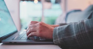 Tanınmayan İş Kadını Elleri dizüstü bilgisayardan çalışıyor, daktilo yazıyor. Yavaş bir hareket yap. Genç bayan mesafesi öğrenme çevrimiçi, yazma, iletişim. Klavyedeki parmakları kapat. İçişleri Bakanlığı.