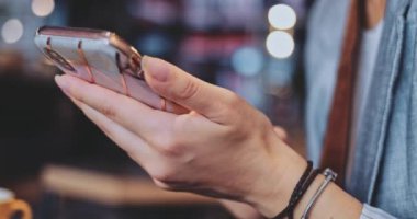 Tanımlanamayan Kadın Elleri, Kafede Akıllı Telefon Kullanıyor. Yavaş hareket, dengeleyici. İş kadını bir kafede sosyal medyada mesajlaşıyor, iletişim kuruyor, internette çalışıyor, interneti arıyor, öğreniyor.