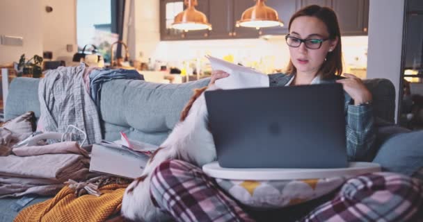 Mujer Usando Computadora Quédense Casa Acogedora Hermosa Mujer Con Portátil — Vídeo de stock