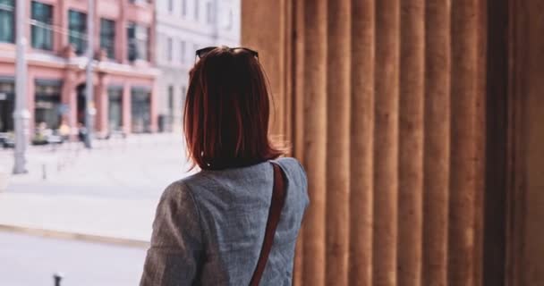 Mujer joven usando Smartphone en la ciudad, haciendo videos. Movimiento lento, estabilizador Gimbal. Blogger femenina Creando contenido para redes sociales. Obsesión con los servicios de streaming, networking. Viajar Europa. — Vídeo de stock