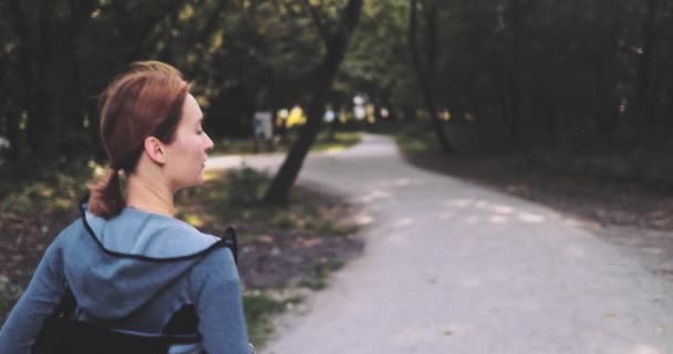 Runner Woman Corsa nel Sunny City Park Esercizio all'aperto. MOZIONE STABILIZZATA A LIVELLO GLOBALE. Allenamento sportivo mattutino di corsa. Stile di vita sano. Lens Flare. Corsa consapevole, Sorridente, rilassante. — Video Stock