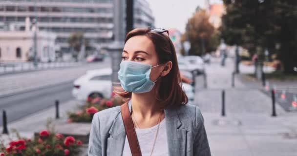 Woman Wearing A Protective Mask Walking In The City. SLOW MOTION, Gimbal Stabilizer. Young Female in face mask against air pollution and coronavirus Covid-19, out and about in street. Urban Morning. — Stock Video