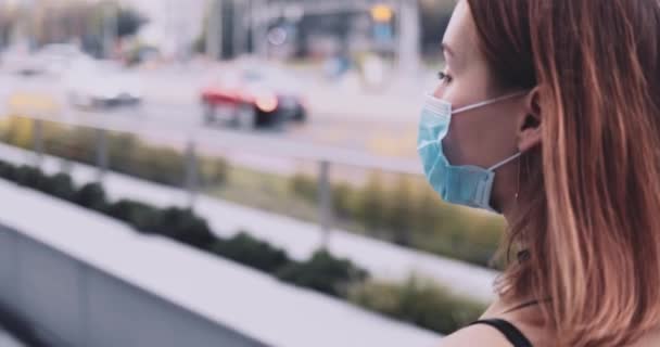 Retrato de uma mulher de negócios usando uma máscara protetora andando na cidade. LOW MOTION Gimbal Estabilizado. Estudante em uma máscara facial médica contra a poluição do ar e coronavírus Covid19 pendulares. — Vídeo de Stock