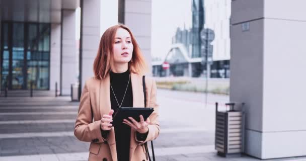 Business Woman pomocí digitální tablet Walking In City. Gimbal se stabilizoval. Žena podnikatel sítí na internetu, psaní, psaní textových zpráv, učení online, spěch do kanceláře v dopoledních hodinách. — Stock video