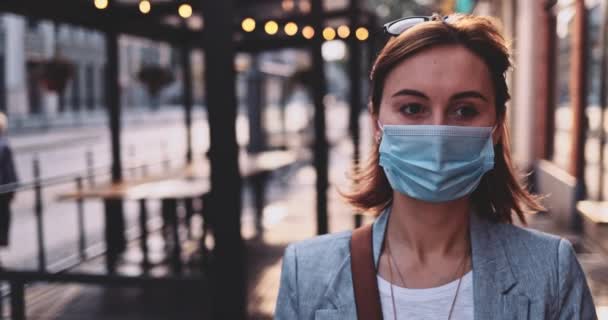 Woman Wearing A Protective Mask Walking In The City. SLOW MOTION, Gimbal Stabilizer. Young Female in face mask against air pollution and coronavirus Covid-19, out and about in street. Urban Morning. — Stock Video