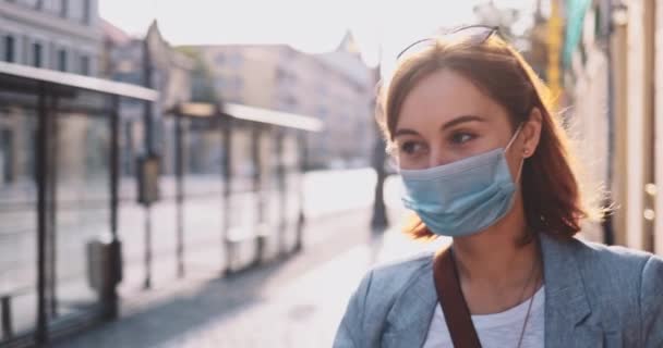 Portrait Of A Woman Wearing A Protective Mask Walking In The City, Goofing Arond . SLOW MOTION Gimbal Stabilizer. Young Female being funny in a face mask against air pollution and coronavirus covid-19 — Stock Video
