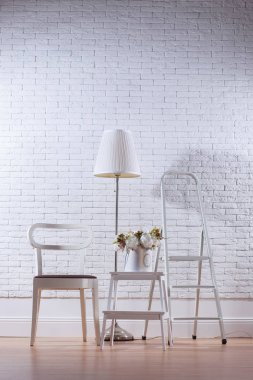 Mobilya ile beyaz çatı oturma odası iç