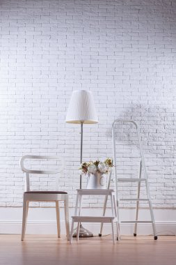 Tuğla duvar ve mobilya ile beyaz iç 