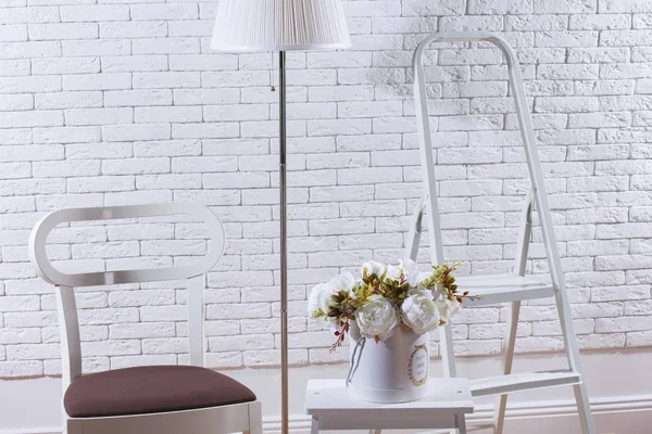 Detalles Interiores Con Muebles Flores Blanco —  Fotos de Stock