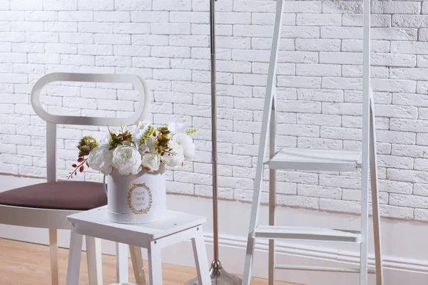 Detalles Interiores Con Muebles Flores Blanco —  Fotos de Stock