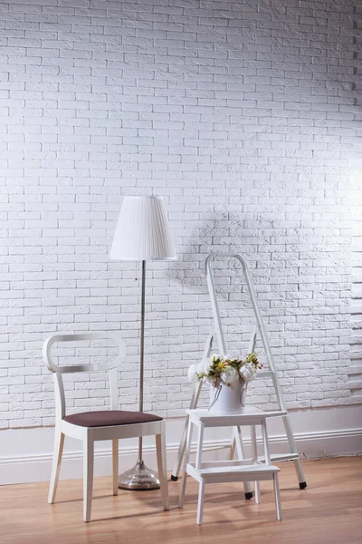 ev dekor önünde beyaz tuğla duvar, mockup kavramı