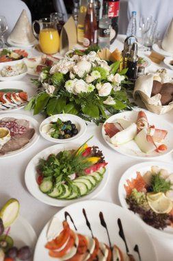 Restoran gıda, içki ve çiçek dekorasyonu ile Ziyafet tablo