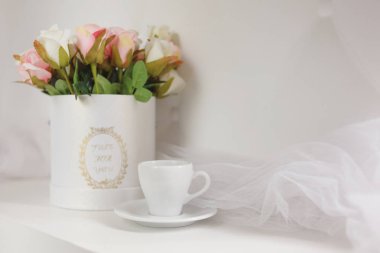 beyaz iç gül buketi ile kahve veya çay beyaz fincan 