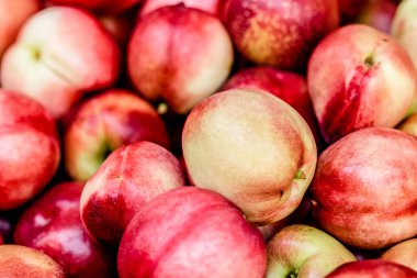 Markette renkli şeftali yığınının yakalanması