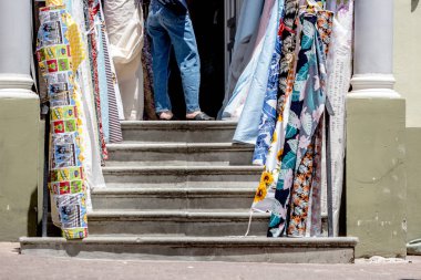 Tekstil dükkanının önünde duran kadının yakalanması