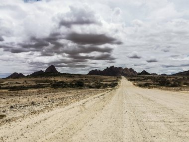 Çölde yüksek yolun ele geçirilmesi