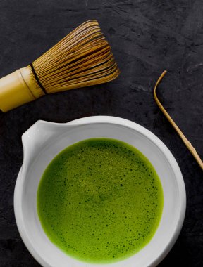 Taze yapılmış kaliteli matcha - beyaz seramik törenJaponya çay ve bunu yapmak için malzemeler.