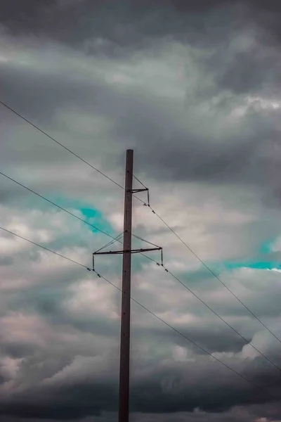 Mast Und Drähte Von Stromleitungen Hintergrund Des Herbstlichen Himmels — Stockfoto