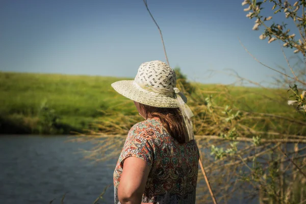 Chica Sombrero Pesca Con Una Caña Estanque —  Fotos de Stock