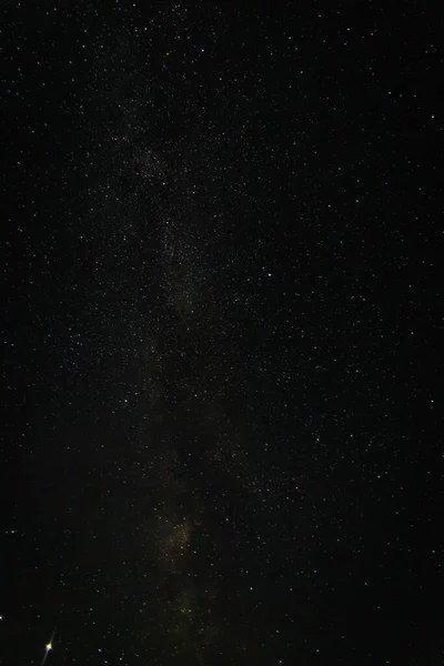 在一个俄罗斯村庄的森林上，银河般的天空闪烁着繁星 — 图库照片